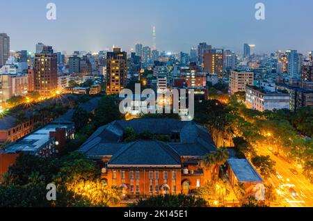 Vista aerea al crepuscolo del paesaggio urbano del distretto di Zhongzheng a Taipei, Taiwan Foto Stock