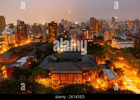 Vista aerea al crepuscolo del paesaggio urbano del distretto di Zhongzheng a Taipei, Taiwan Foto Stock