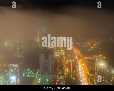 Vista aerea notturna del quartiere di Xinyi a Taipei, Taiwan Foto Stock