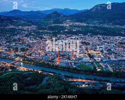 Vista panoramica aerea della città di Trento. Luci notturne vista dall'alto a Trento città in Trentino Alto Adige in Italia. Foto Stock