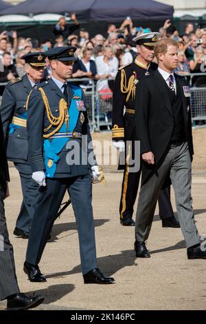 Londra, Regno Unito, 14th settembre 2022:- i principi William e Harry marciano dietro la bara della regina Elisabetta II Foto Stock