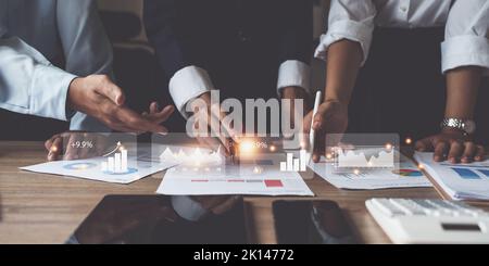 Il team aziendale lavora con piano finanziario, meeting, discussione, brainstrom con tablet sulla scrivania dell'ufficio, concetto di riunione Foto Stock