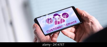 Lo schermo dello smartphone visualizza un concetto di servizio clienti Foto Stock