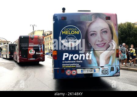 Roma, Italia. 15th Set, 2022. I manifesti elettorali di Enrico letta (L), leader del Partito democratico, e di Giorgia Meloni (R), leader del Partito Fratelli d'Italia, sono esposti su due autobus in vista delle elezioni politiche del 25 settembre 2022. (Foto di Vincenzo Nuzzolese/SOPA Images/Sipa USA) Credit: Sipa USA/Alamy Live News Foto Stock