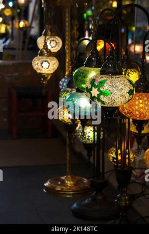 Lampade turche multicolori in vecchio stile fatte a mano in un negozio di Istanbul. C'è un modello di fiocco di neve su uno di loro, che potrebbe essere utile per Natale Foto Stock