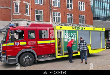 LFB London Fire Brigade Engine appliance presso la stazione dei vigili del fuoco di Euston, costruita nel 1902 - WX69ZFP Foto Stock