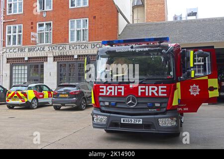 LFB London Fire Brigade Engine appliance presso la stazione dei vigili del fuoco di Euston, costruita nel 1902 - WX69ZFP Foto Stock