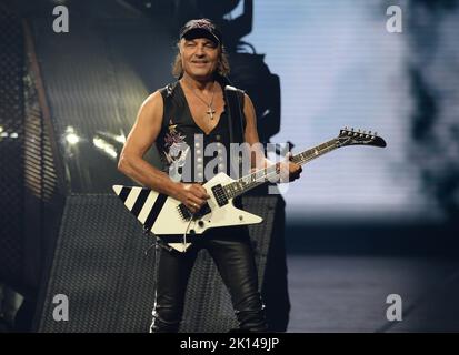 Hollywood, Florida, Stati Uniti. 12th Set, 2022. Matthias jabs of Scorpions si esibisce durante il tour Nord America “Rock Believer” all'Hard Rock Live tenutosi presso l'Hard Rock Hotel & Casino di Seminole il 12 settembre 2022 a Hollywood, Florida. Credit: Mpi04/Media Punch/Alamy Live News Foto Stock