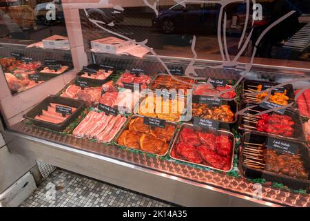 Vista sul fronte di un macellaio con tutti i tipi di carne appena preparata per essere visualizzata Foto Stock