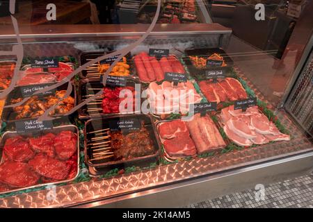 Vista sul fronte di un macellaio con tutti i tipi di carne appena preparata per essere visualizzata Foto Stock