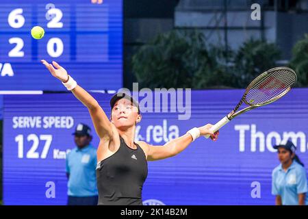 Chennai, India, 15th Set 2022: Chennai Open WTA 250 : Chennai Open WTA 250 : Magda LINETTE POL vs Oksana SELEKHMETEVA Oksana SELEKHMETEVA in azione contro il suo avversario e la sconfisse da 6-2,6-0 Seshadri SUKUMAR Foto Stock