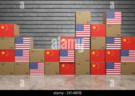 Pile di scatole di cartone con bandiere nazionali degli Stati Uniti e della Cina. Illustrazione della guerra commerciale, delle tariffe di importazione e del protezionismo estremo Foto Stock