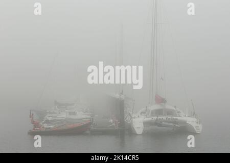 Vila do Conde, Portogallo - 9 settembre 2015: Ave porto turistico di foce del fiume in una serata nebbia Foto Stock