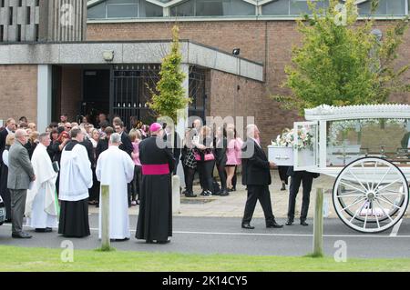 Il funerale di Olivia Pratt-Korbel si è svolto alle 11am di giovedì 15th settembre presso la chiesa di Santa Margherita Maria, Pilch Lane, Dovecot. La comunità locale costeggiano la strada fuori dalla Chiesa e dalla scuola di Olivia per rendere omaggio all'arrivo del corteo. Il servizio diretto da Padre Roy, Madre di Olivia Cheryl fece l'Eulogia, l'Arcivescovo di Liverpool fece l'Omelia. Su richiesta della famiglia, la maggior parte dei lutto indossava rosa in memoria di Olivia. Dopo il servizio alla chiesa il corteo funebre partì per un servizio privato. Sono ancora in corso indagini sull'omicidio di Olivia di 9 anni. Foto Stock