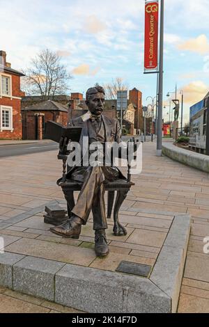 Scultura in bronzo di romanziere, drammaturgo ed essayista Arnold Bennett al di fuori del Potteries Museum and Art Gallery, Hanley, Stoke on Trent, Inghilterra Foto Stock