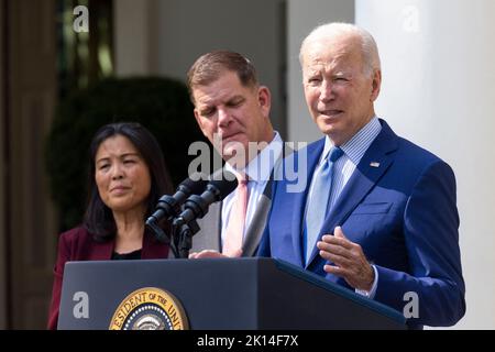 Il presidente AMERICANO Joe Biden annuncia che le compagnie ferroviarie e i sindacati hanno raggiunto un accordo provvisorio per evitare uno sciopero ferroviario nel Rose Garden della Casa Bianca a Washington, DC, USA, 15 settembre 2022. Foto Stock