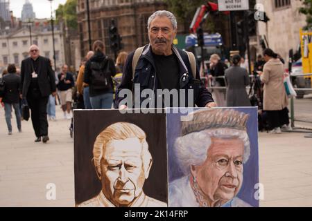 Londra, Regno Unito. 15th Set, 2022. Kaya Mar, venditore di dipinti della regina Elisabetta II e del re Carlo III fuori dall'uscita di Westminster durante il secondo giorno del funerale di Londra (Foto di Ximena Borrazas/SOPA Images/Sipa USA) Credit: Sipa USA/Alamy Live News Foto Stock