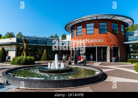 Lisse, Paesi Bassi - 6 maggio 2022: Parco Keukenhof. E' ampiamente conosciuto per i suoi tulipani e giardini colorati. Oranje Nassau edificio e fontana Foto Stock