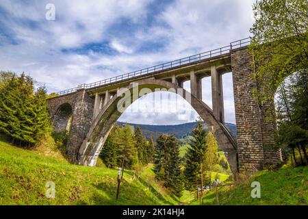 Il viadotto di Telgart, ponte ferroviario in pietra nella Slovacchia centrale, Europa. Foto Stock