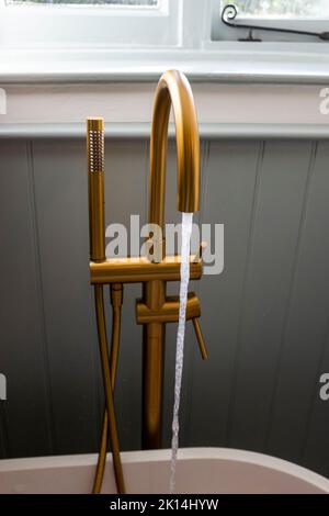 Bagno con tubi in rame e acqua corrente di rubinetto UK Foto Stock