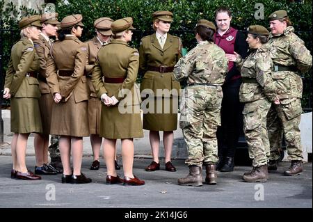 Londra, Regno Unito. Soldati in divisa moderna incontrarono donne vestite in divise vintage di pronto soccorso Yeomanry, in omaggio alla Regina Elisabetta che servì nel Servizio del territorio ausiliario delle donne durante la seconda guerra mondiale Le Case del Parlamento, Westminster. Credit: michael melia/Alamy Live News Foto Stock