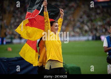 Kristin Pudenz con la bandiera del suo paese ai Campionati europei di atletica a Monaco di Baviera del 2022. Foto Stock