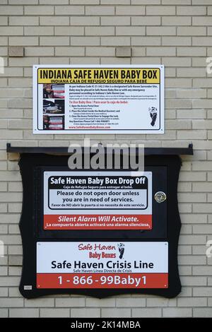 Safe Haven Baby Box riaccompagnamento al muro della stazione dei vigili del fuoco di Carmel 45 vicino a Indianapolis, 7 settembre 2022 a Carmel, Indiana. Foto Stock