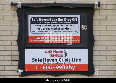 Safe Haven Baby Box riaccompagnamento al muro della stazione dei vigili del fuoco di Carmel 45 vicino a Indianapolis, 7 settembre 2022 a Carmel, Indiana. Foto Stock