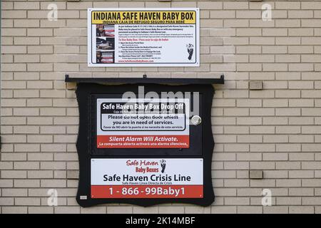 Safe Haven Baby Box riaccompagnamento al muro della stazione dei vigili del fuoco di Carmel 45 vicino a Indianapolis, 7 settembre 2022 a Carmel, Indiana. Foto Stock