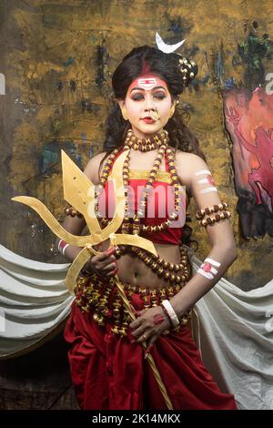 Concetto Agomoni, Mahalaya Shoot-Forms di Parvati con abito tradizionale come la dea Foto Stock