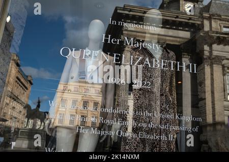 Glasgow, Scozia, 15 settembre 2022. Come segno di rispetto, i negozi di Glasgow mostrano ritratti di sua Maestà la Regina Elisabetta II, morta una settimana fa, a Glasgow, Scozia, il 15 settembre 2022. Photo credit: Jeremy Sutton-Hibbert/Alamy Live News. Foto Stock
