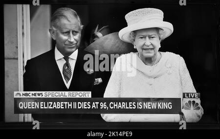 Uno screenshot della televisione degli Stati Uniti della copertura di NBC News sulla morte della regina britannica Elisabetta Foto Stock