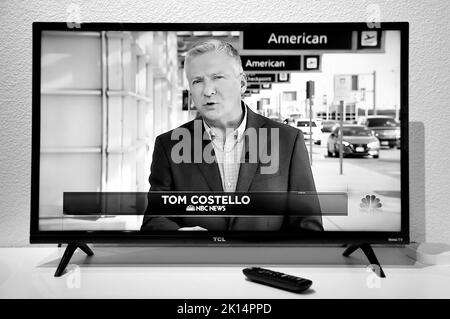 Uno screenshot del reporter televisivo della NBC Tom Costello che riferisce dal vivo dall'aeroporto nazionale Ronald Reagan di Washington a Washington, D.C. Foto Stock