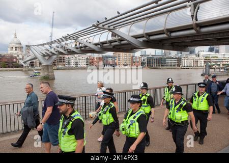 Londra, Regno Unito, 15 settembre 2022: La coda per la menzogna della Regina Elisabetta si estende lungo la South Bank di Londra per oltre 4 miglia, con i pianti disposti ad aspettare ore per rendere omaggio al compianto monarca britannico. Passando accanto a monumenti storici come il Tower Bridge, il Globe Theatre, il Tate Modern, la Oxo Tower e il National Theatre, con viste sul fiume fino alla Cattedrale di San Paolo, la coda era frequentata da steward e poliziotti. Sono stati forniti servizi igienici e posti in più per riposarsi o per rinfrescarsi. I braccialetti numerati consentono alle persone di uscire e di riunirsi alla coda. Anna Watson/Alamy Foto Stock