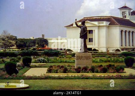 La statua del presidente Kwame Nkrumah di fronte al Parlamento di Accra, Ghana, nel 1960 Foto Stock