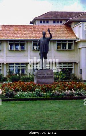 La statua del presidente Kwame Nkrumah di fronte al Parlamento di Accra, Ghana, nel 1960 Foto Stock