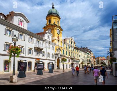 Vista lungo la strada principale, Korzo, Rijeka, Croazia Foto Stock