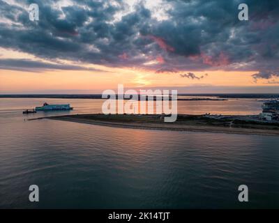 Un traghetto che passa da Landguard Point a Felixstowe, Suffolk, Regno Unito al tramonto Foto Stock