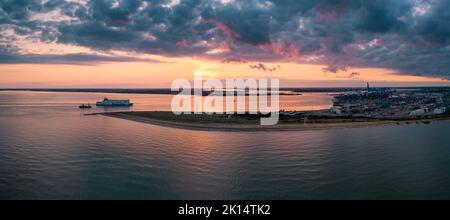 Un traghetto che passa da Landguard Point a Felixstowe, Suffolk, Regno Unito al tramonto Foto Stock