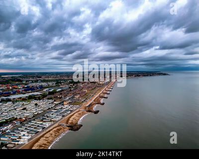 Nuvole scure drammatiche sulla costa di Felixstowe a Suffolk, Regno Unito Foto Stock