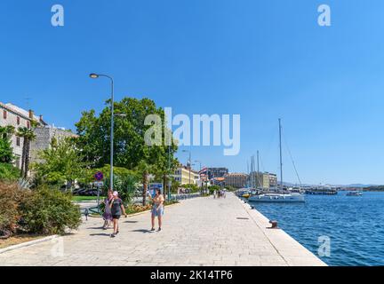 Lungomare nel centro storico di Sibenik, Croazia Foto Stock