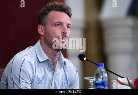 Il capitano della squadra di cricket inglese, Jos Buttler, si rivolge ai media durante una conferenza stampa, tenutasi presso l'hotel locale di Karachi giovedì 15 settembre 2022. La squadra di cricket inglese si è arenata a Karachi durante il loro primo tour in Pakistan in 17 anni. L'Inghilterra ha giocato l'ultima volta in Pakistan nel 2005 e sono stati dovuti visitare l'anno scorso fino a quando si tira fuori a breve preavviso dopo la Nuova Zelanda ha anche annullato un tour che citava preoccupazioni di sicurezza. Foto Stock