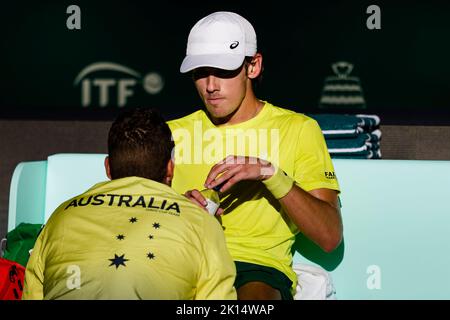 Amburgo, Germania. 15th Set, 2022. Tennis, uomini: Coppa Davis - fase di gruppo, gruppo C, fase di gruppo, Francia - Australia. Bonzi (Francia) - Alex De Minaur (Australia). Il capitano della squadra australiana Lleyton Hewitt (l) è in conversazione con Alex de Minaur. Credit: Frank Molter/dpa/Alamy Live News Foto Stock