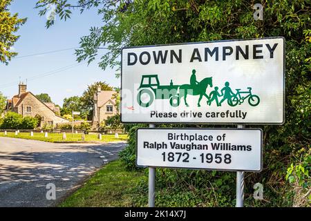 Un cartello di benvenuto per il villaggio Cotswold di Down Ampney, Gloucestershire UK. Ralph Vaughan Williams è nato nel Vicarage Vecchio nel 1872. Foto Stock