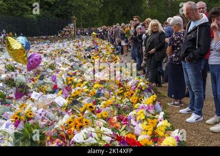 I Flawers hanno prestato a Sandringham per commemorare la vita della regina Elisabetta II Foto Stock