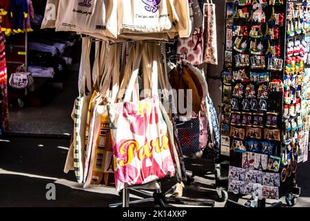 Parigi, Francia - 14 settembre 2022 oggetti decorativi e vari regali venduti in un negozio di souvenir, i turisti portare a casa oggetti tipici francesi e parigini, Foto Stock