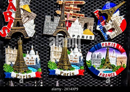 Parigi, Francia - 14 settembre 2022 oggetti decorativi e vari regali venduti in un negozio di souvenir, i turisti portare a casa oggetti tipici francesi e parigini, Foto Stock