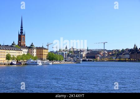 24 2022 maggio - Stoccolma in Svezia: Centro di Stoccolma visto da Stadshus in una chiara giornata estiva Foto Stock