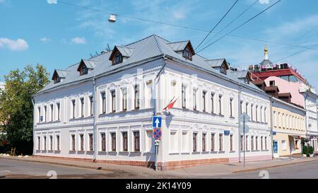 Vista dall'angolo di un vecchio edificio costruito nel 19th ° secolo dal vicolo Tovarechesky in una giornata di sole estivo, punto di riferimento: Mosca, Russia - 14 agosto, Foto Stock