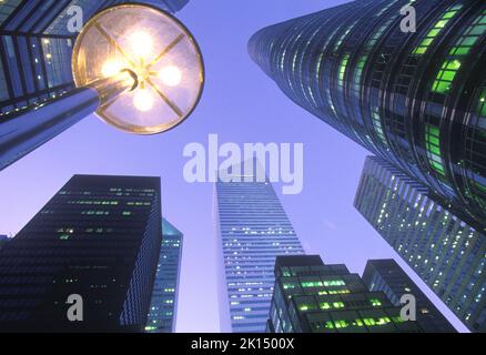 Grattacieli della torre dell'edificio degli uffici a Midtown Manhattan al crepuscolo o alla notte. Vista dal basso verso un cielo di prima serata a New York City. STATI UNITI Foto Stock